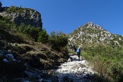 11 Salendo il canalone per il Col dei Brassamonti